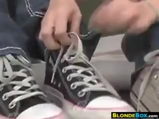 Bonita niñas jugando con su pies