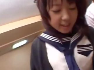 女の子 urinate 上の a 女性