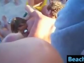 Baise en publique à la plage