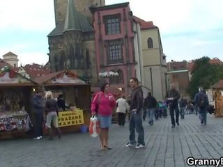 Vovó turista saltos em johnson