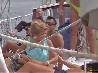 Sunrise kings: loira dá um broche em o barco