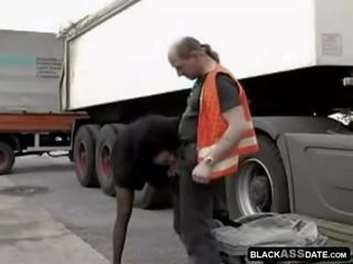 Fekete harlot lovaglás tovább full-blown teherautó gépkocsivezető kívül