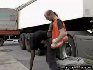 Gara harlot sürmek on full-blown truck driver outside