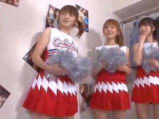 Tre stor tuttarna japanska cheerleadersna delning manhood