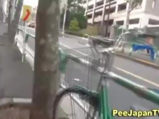 Warga jepun kencing dalam jalan