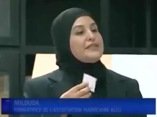 Arabisch jong vrouw puts condoom van mond