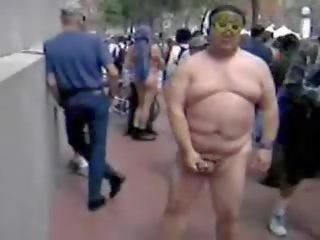 Gorda asiática stripling pajeando en la calle vid