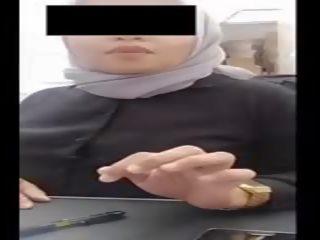 Hijab adolescent avec grand seins heats son juvénile à travail par webcam