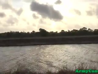 Armée cadet assfucked sur militaire jeep