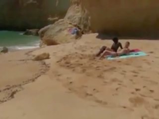 Baise deux séduisant chisk sur la plage interracial baise.