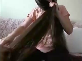 Say mê lâu tóc cậu bé tóc nâu hairplay lông chải mưa lông